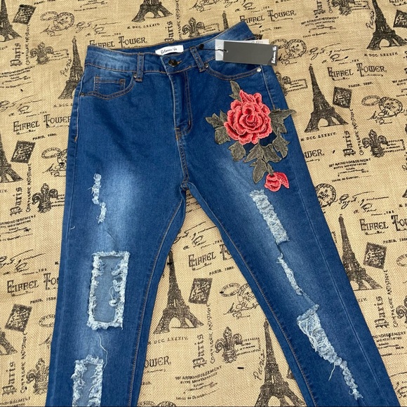 Between Us NWT! Denim High Rise Distressed Floral Embroidered Skinny Jean - Picture 5 of 13